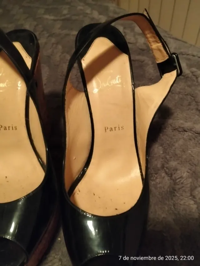 Cuñas negras con suela roja de Christian Louboutin