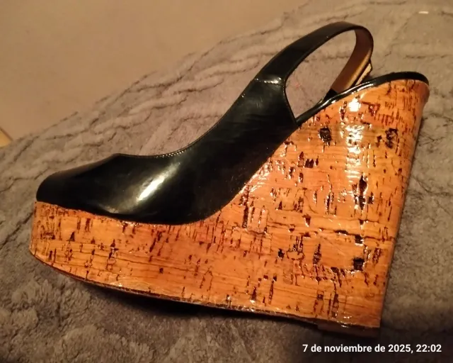 Cuñas negras con suela roja de Christian Louboutin