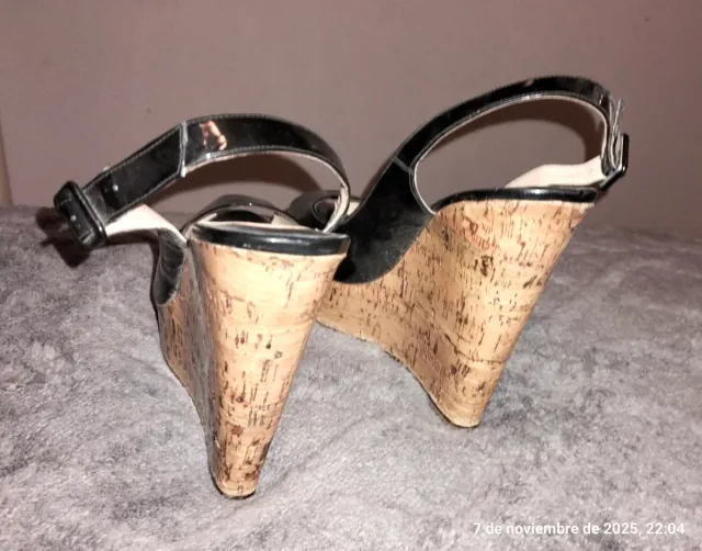 Cuñas negras con suela roja de Christian Louboutin