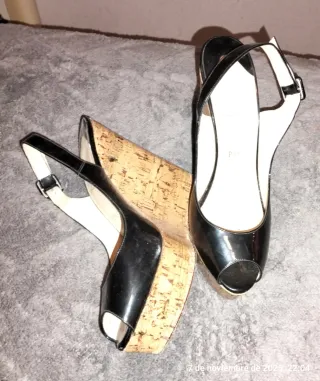 Cuñas negras con suela roja de Christian Louboutin