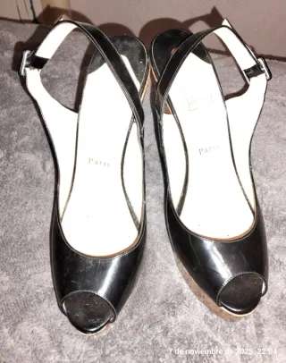 Cuñas negras con suela roja de Christian Louboutin