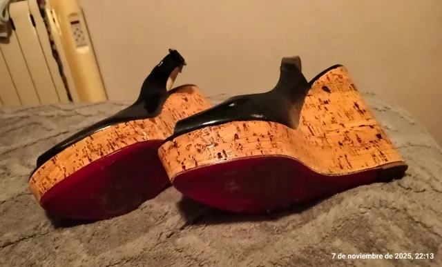 Cuñas negras con suela roja de Christian Louboutin