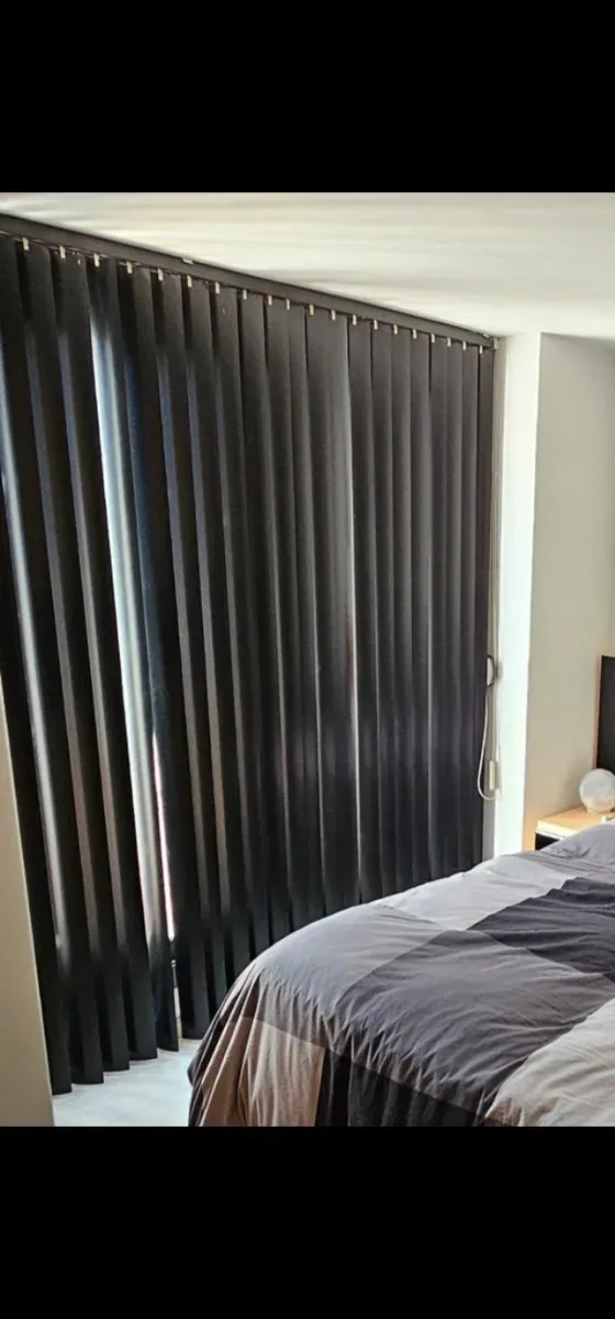 Cortina lamas verticales metálicas color negro