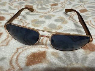 Gafas de sol aviador doradas y negras