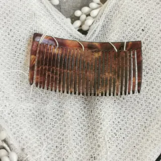 Tocado vintage de flores encerradas con peineta