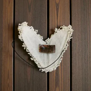 Tocado vintage de flores encerradas con peineta