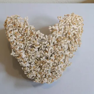 Tocado vintage de flores encerradas con peineta