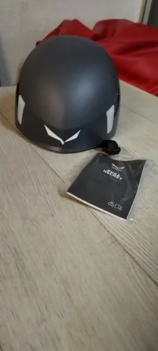 Casco da arrampicata + ramponi a 18 unghie