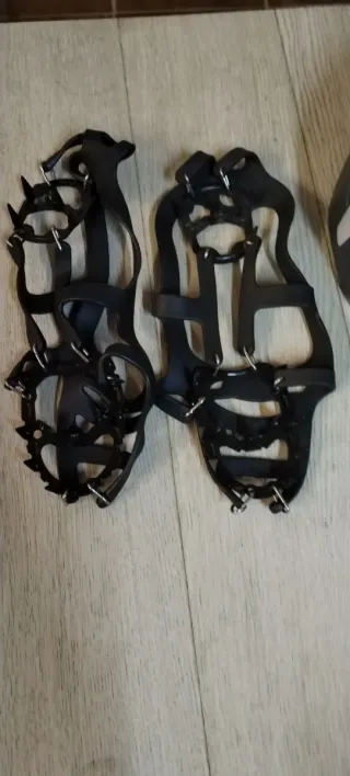 Casco da arrampicata + ramponi a 18 unghie