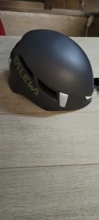 Casco da arrampicata + ramponi a 18 unghie