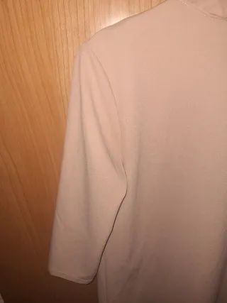 Vestido beige cuello alto manga 3/4