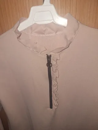 Vestido beige cuello alto manga 3/4