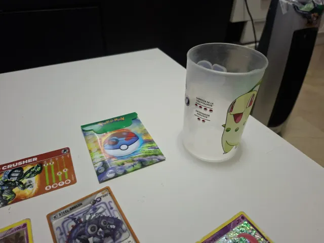 Cromos y vaso Pokémon