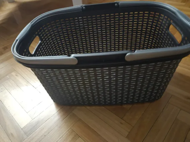 Cesto de ropa plástico negro y gris