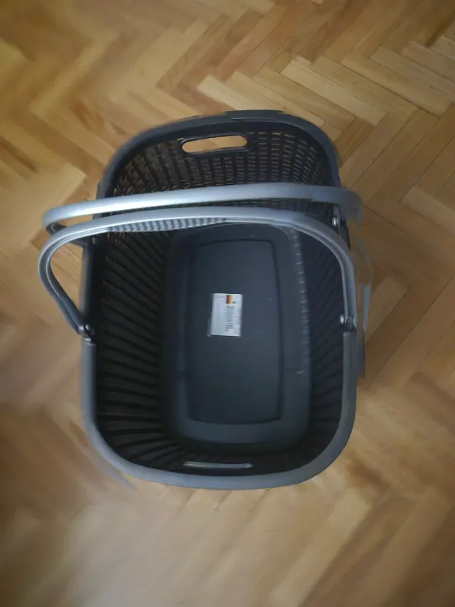 Cesto de ropa plástico negro y gris