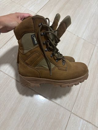 Botas de montaña Gore-Tex marrones
