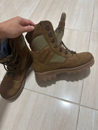 Botas de montaña Gore-Tex marrones