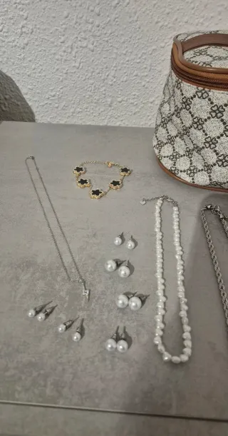 Lote de bisutería: collares, pulsera y anillos