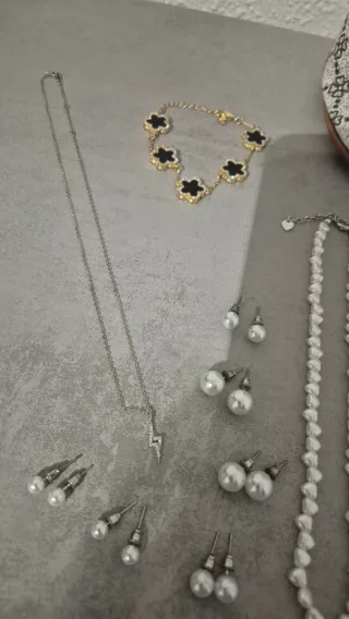 Lote de bisutería: collares, pulsera y anillos