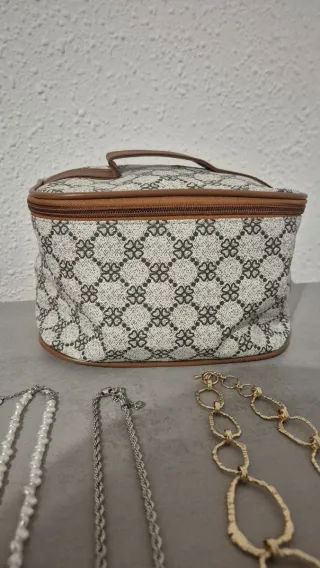 Lote de bisutería: collares, pulsera y anillos