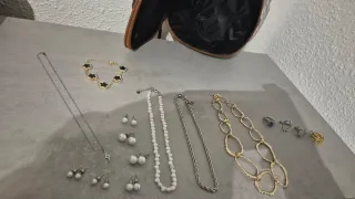 Lote de bisutería: collares, pulsera y anillos