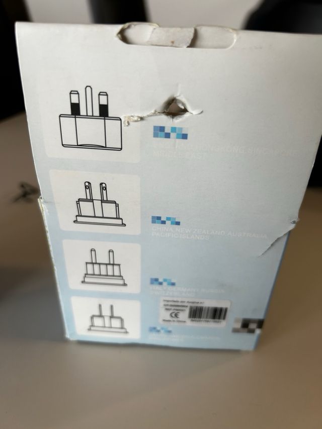 Adaptador de Enchufe Internacional Todo en Uno