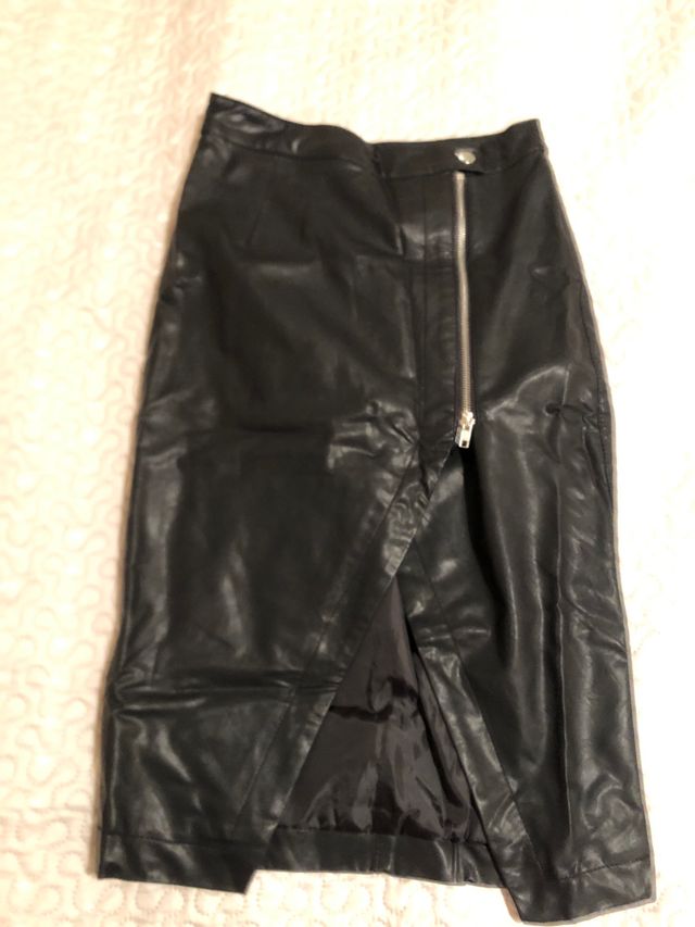 Falda cuero negra, con cremallera
