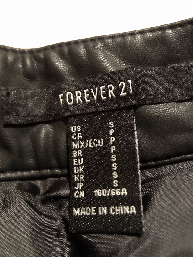 Falda cuero negra, con cremallera