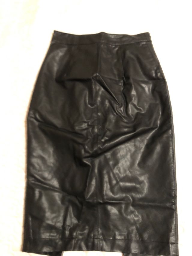 Falda cuero negra, con cremallera