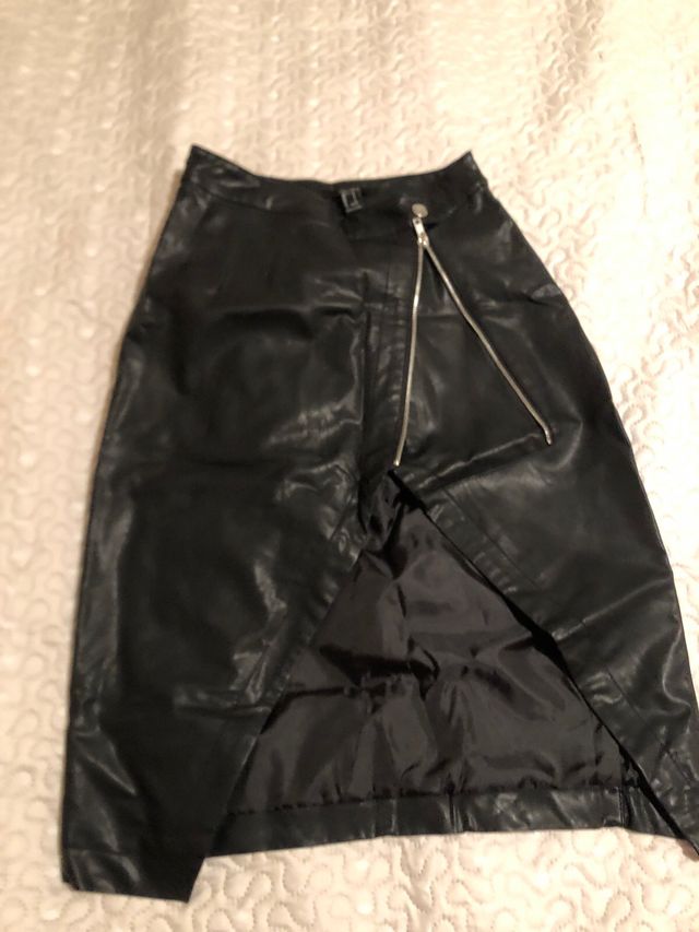 Falda cuero negra, con cremallera