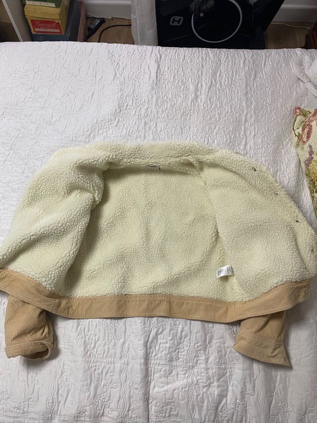 Chaqueta de pana beige con forro sherpa