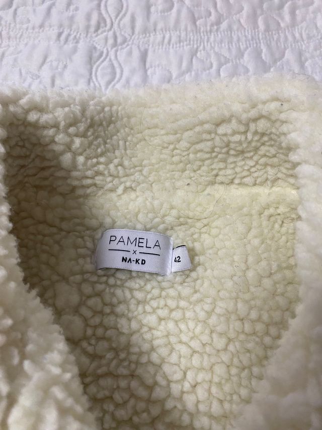 Chaqueta de pana beige con forro sherpa