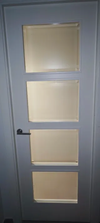 Puerta madera maciza diseño cristal blanca