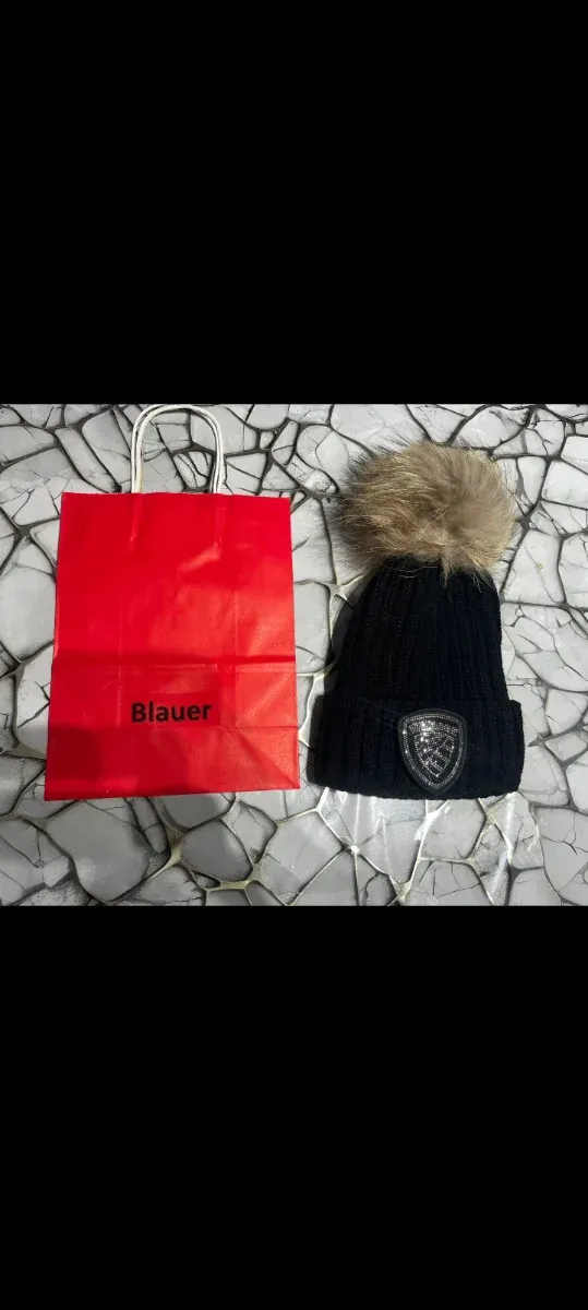 Cappello Blauer con pon pon e stemma