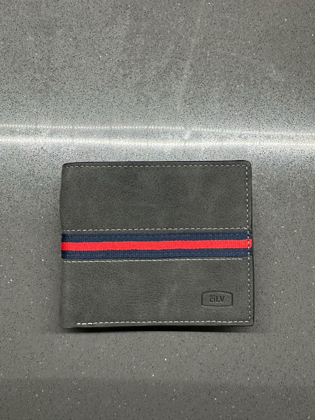 Cartera hombre gris con rayas