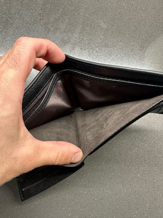 Cartera hombre gris con rayas