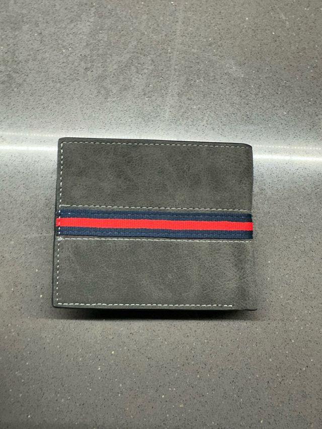 Cartera hombre gris con rayas