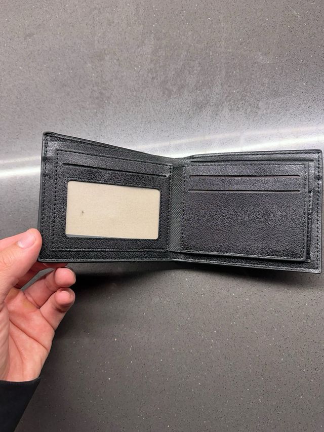 Cartera hombre gris con rayas