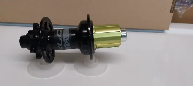 Buje Trasero XLC Boost Negro Dorado