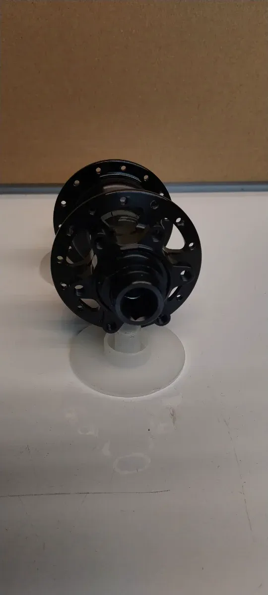 Buje Trasero XLC Boost Negro Dorado