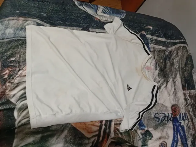 Camiseta Adidas blanca usada