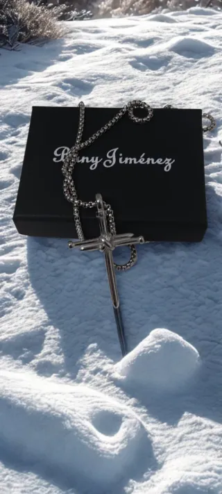 Collar Cruz  acero inoxidable color Plata con Caja