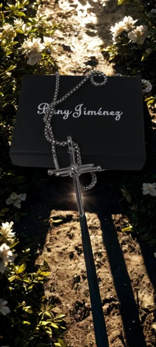 Collar Cruz  acero inoxidable color Plata con Caja