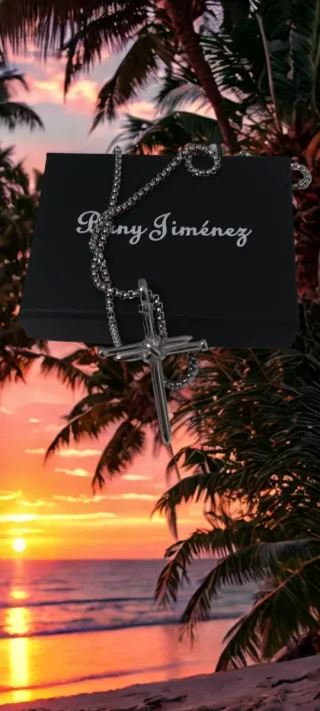 Collar Cruz  acero inoxidable color Plata con Caja