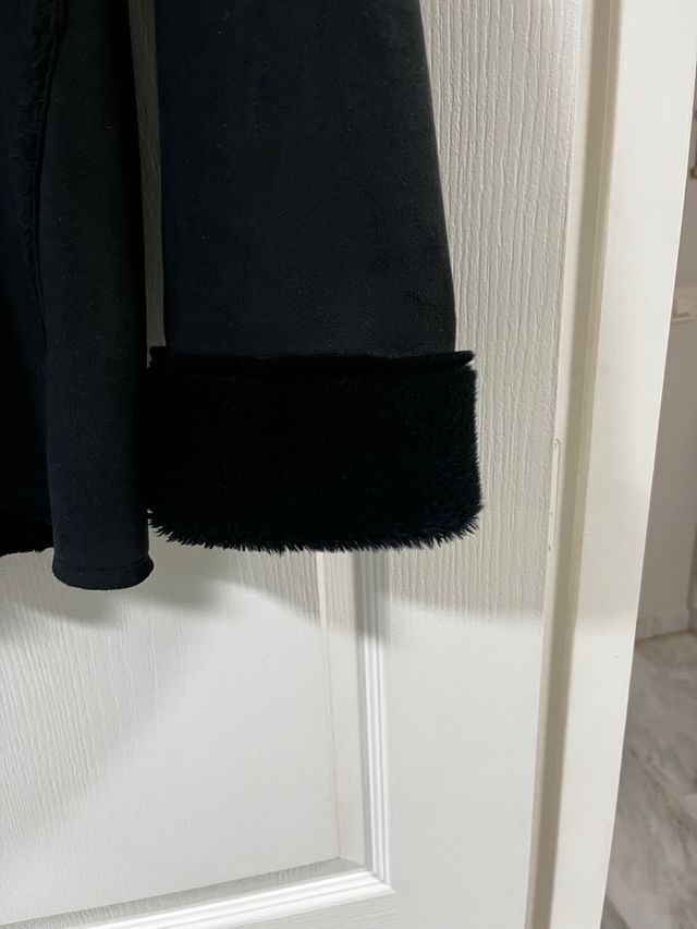 Abrigo negro con capucha y pelo