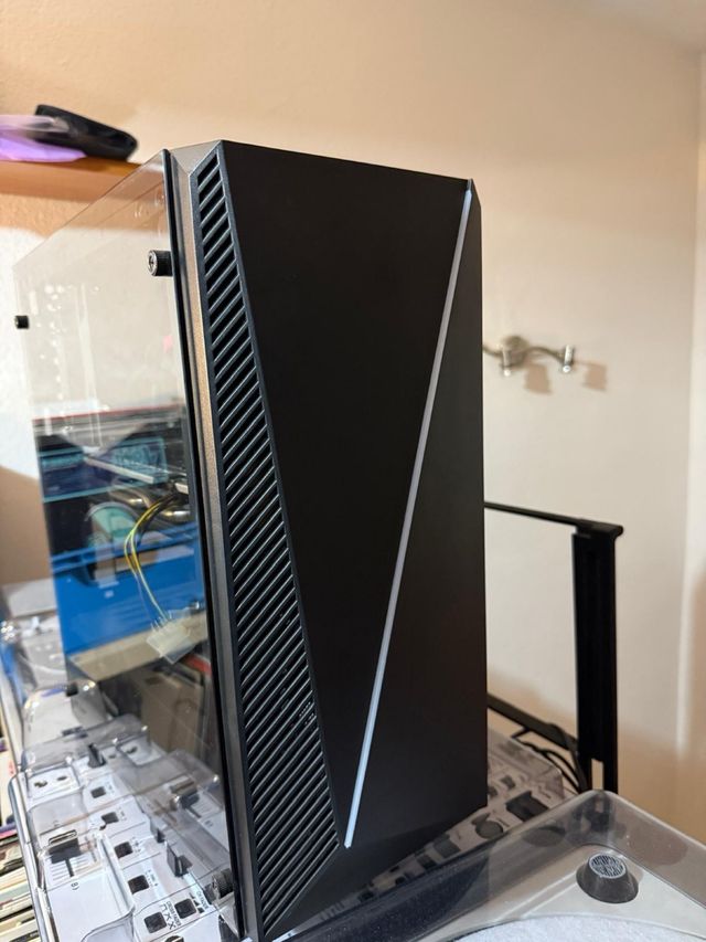 PC Gaming Negro con Panel Lateral Transparente