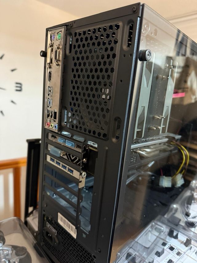 PC Gaming Negro con Panel Lateral Transparente