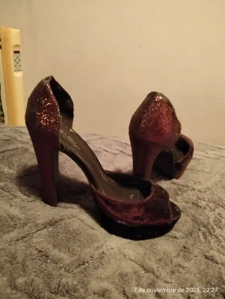 Zapatos de tacón Marypaz marrones y dorados