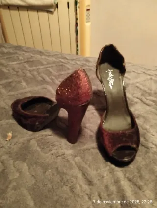 Zapatos de tacón Marypaz marrones y dorados