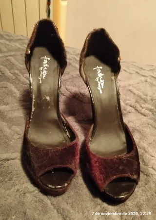 Zapatos de tacón Marypaz marrones y dorados